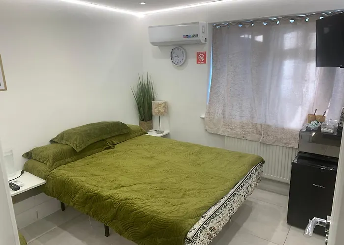 Air Conditioned Modern Double Bed Room With Private Attached Bathroom - Free Parking - Near London Heathrow Airport & Southall Broadway